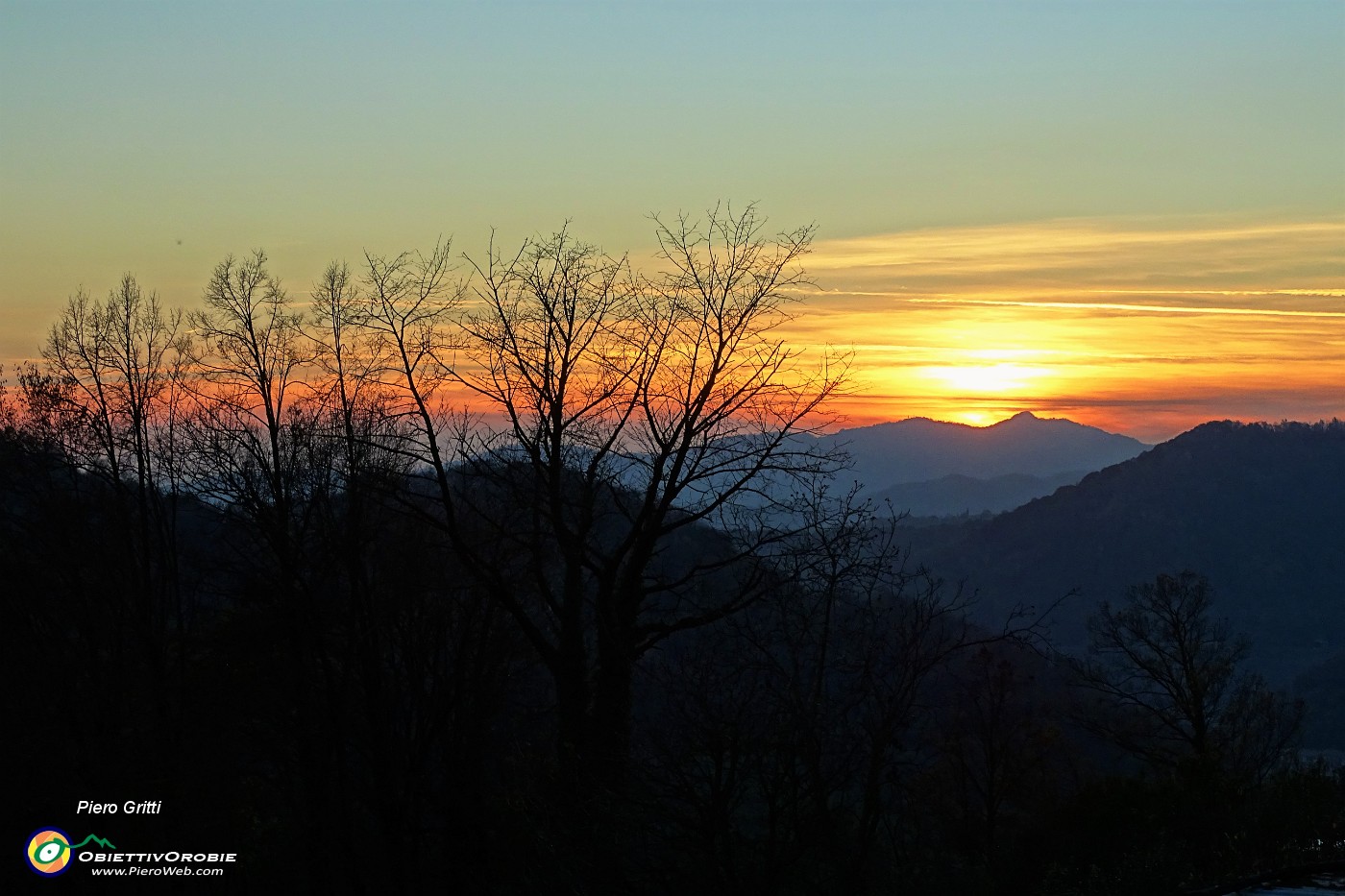 87 Il sole tramonta sui colli del Canto .JPG